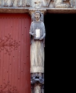 Ansicht einer Skulptur am zentralen Pfeiler des Zentralportals (1140-1200)