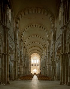 Ansicht des Mittelschiffs der Basilika Santa Maria Magdalena (1096-1106), Vezelay, Yonne