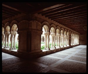 Blick auf den Kreuzgang des Königlichen Klosters von Las Huelgas de Burgos von Romanesque