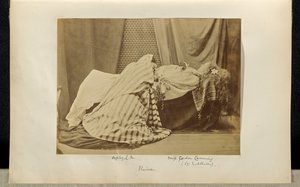 [Lady Middleton als "Elaine" und Sophy L.M. in Tableau Vivant aus "Idylls of the King"] von Ronald Ruthven Leslie Melville