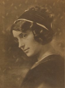 [Porträt einer jungen Frau] von Rudolf Duhrkoop