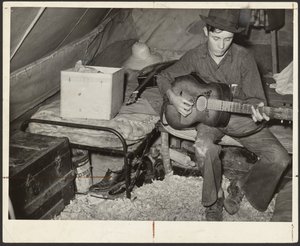 Weißer Wanderarbeiter als Erdbeerpflücker auf einem Bett im Zelt nahe Hammond, Louisiana von Russell Lee