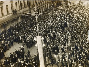 Trauerzug des Dichters Valery Yakovlevich Bryusov (1873-1924) in Moskau am 12. Oktober von Russian Photographer
