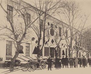 Malevich und Schüler der Kunstschule dekorieren die Weißen Kasernen in Witebsk, Dezember 1919 von Russian Photographer