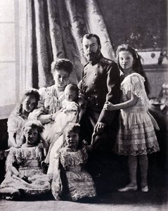 Die Familie von Zar Nikolaus II. (1868 - 1918). Von links nach rechts: Großfürstin Tatiana geboren am 11. Juni 1897; Großfürstin Maria geboren am 27. Juni 1899; Großfürstin Alexis geboren am 12. August 1904; Kaiserin Alexandra Fjodorowna; Zar Nikolaus II.;