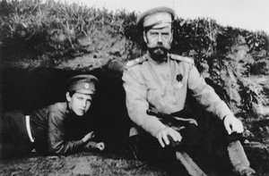 Zar Nikolaus II. mit seinem Sohn Alexei an der Front