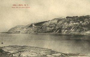 Blick auf Ufa, Russland, von der anderen Seite des Flusses Belaja (s/w Foto) von Russian Photographer
