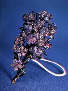 Brosche in Form eines Blumenstraußes mit Brillantschliff-Diamanten und Emaille-Dekoration, ca. 1750 von Russian School