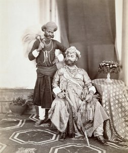 Seine Hoheit Maharaja Tukoji Rao II von Indore und Begleiter, 1877 von S. and Shepherd, C. Bourne