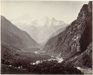 Blick auf ein Tal und die Gipfel des Srikanta, Indien von Samuel Bourne (signed by artist)