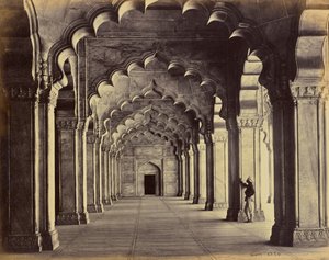 Agra; Innenansicht der Motee Musjid, zeigt das Mittelschiff von Samuel Bourne