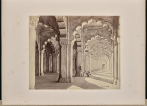 Agra; Inneres der Motee Musjid, zeigt die marmornen sarazenischen Bögen und Säulen von Samuel Bourne