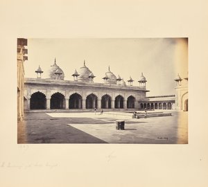 Agra; Innenhof der Motee Musjid (Perlenmoschee) von Samuel Bourne
