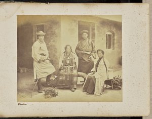 Darjeeling; Gruppe von Bhooteas von Samuel Bourne