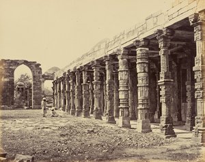 Delhi; Kolonnade der Hindoo-Säulen, an der Nordseite des Kutub Minar von Samuel Bourne