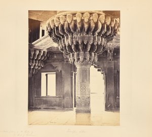 Futtypore Sikri; Bemerkenswerte Säule im Zentrum der Diwan-i-Kass, oder Audienzhalle von Samuel Bourne