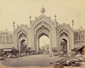 Lucknow; Das Tor des Hooseinabad-Basars von Samuel Bourne