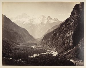 Blick auf die Flussschlucht und einen natürlichen Felsbogen, eingerahmt von Bäumen, am Ganges bei Bhaironghati. Album mit Fotografien von Indien, hauptsächlich von Samuel Bourne 1866