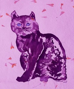 Lila Katze und Blütenblätter