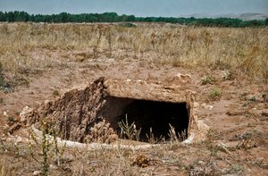 Nuragische Kultur (Nuraghi) Sardinien: Ruinen der pränuragischen Stadt auf der megalithischen Stätte Anghelu Ruju: der zentrale Turm. 20. Jahrhundert v. Chr. Alghero, Sardinien, Italien von Sardinia Nuragic Civilization
