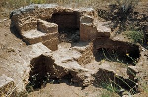 Nuragische Kultur (Nuraghen) Sardinien: Ruinen der pränuragischen Stadt auf dem megalithischen Fundort Anghelu Ruju: der zentrale Turm. 20. Jahrhundert v. Chr. von Sardinia Nuragic Civilization
