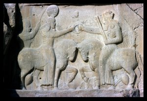 Relief, das die Investitur von König Ardashir I. (ca. 210-241) zeigt, Gründer des Sassanidenreiches im alten Persien