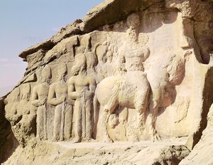 Felsrelief, das Shapur I (AD 241-272) und seine Familie zeigt, die heraldische Embleme auf ihren Hüten tragen von Sasanian