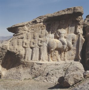 Felsrelief, das Shapur I (AD 241-72) und seine Familie zeigt, die heraldische Embleme auf ihren Hüten tragen, mit einer dreisprachigen Inschrift auf dem Pferd in Griechisch, Parthisch und Mittelpersisch von Sasanian