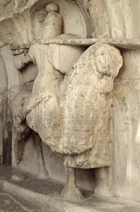 Schnitzerei von Khosrow Parviz auf seinem Pferd Shabdiz mit der Ausrüstung eines schwer gepanzerten Ritters, ca. 620 n. Chr.