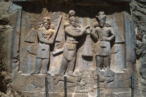 Relief außerhalb der Grotten, das die Investitur von König Ardeshir II. (379-383) darstellt, aus den sassanidischen Grotten von Taq-e Bostan von Sasanian School