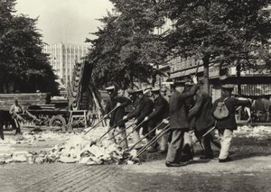 Berlin: Straßenfeger am Wittenbergplatz