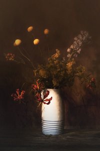 Stimmungsvolle Blumenanordnung