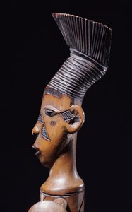 Detail einer feinen Magbetu-Harfe, die das Kopfabschlussstück im Profil darstellt von School African