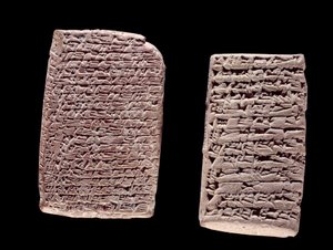 Assyrische Tafeln (links) eines Handelsvertrags (19. oder 18. Jahrhundert v. Chr.) und babylonische Tafeln (rechts) eines Kaufvertrags für ein Haus (zwischen dem 20. und 16. Jahrhundert v. Chr.) mit Keilschriftinschrift