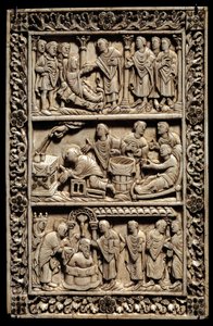 Karolingische Kunst: Wunder der Heiligen Ampulle, Elfenbeindiptychon, das oben die Auferstehung eines jungen Mädchens, in der Mitte eine Krankentaufe und unten die Taufe von Chlodwig I. (466-511) in Anwesenheit von Königin Clothilde am 25.12.498 darstellt. von School Carolingian
