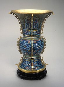 Eine Zun-förmige Vase und Ständer