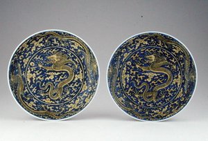 Ein Paar Unterglasur Blau & Gelb Drachenschalen