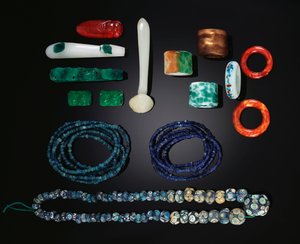 Eine Auswahl chinesischer Schmuckstücke, darunter eine seltene lange Kette aus frühen Glasperlen, Zeit der Streitenden Reiche; Fünf Stränge früher Glasperlen aus der Han-Dynastie; Eine Gruppe von Glasornamenten, alle Qing-Dynastie und eine Gruppe von Glasr von School Chinese