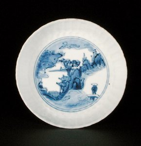 Blau-weiße Kraak-Untertassenschale mit einer Figur in einer Landschaft, Egret-Marke, Wanli oder Tianqi
