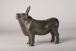 Stier (Silber mit getriebener und getriebener Dekoration) von School Chinese