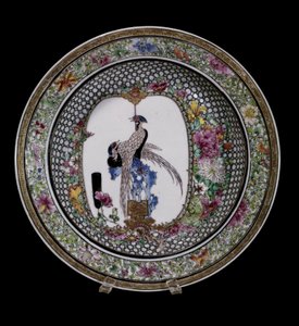 Chinesische Kunst: Keramikteller der rosa Familie, dekoriert mit Vögeln und Blumen. Qianlong-Regentschaft (1736-1795). Paris, Musée Guimet, Nationalmuseum für asiatische Kunst
