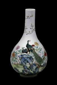 Chinesische Kunst: Keramikvase der rosa Familie dekoriert mit Vögeln (einschließlich Pfauen) und Blumen. Qianlong-Regentschaft (1736-1795). Paris, Musée Guimet, Musée national des Arts asiatiques