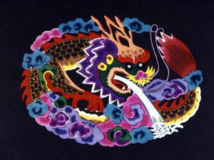 Chinesischer Papierschnitt und gefärbt mit einem Drachen