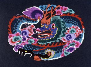 Chinesischer Papierschnitt und koloriert mit einem Drachen