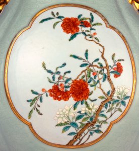 Detail einer feinen und sehr seltenen Famille-Rose-Celadon-Bodenvase mit vergoldetem Emaille von Prunus und Rosen von School Chinese