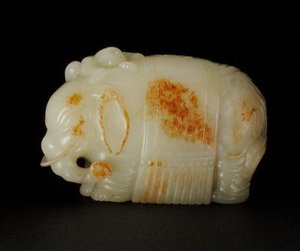 Elefant mit Quastenstoff, dekoriert mit Felsen und Wellen, ein Junge hält ein Ruyi-Zepter und klettert auf seine Schulter