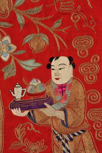 Stickerei, die einen Jungen zeigt, der Tee bringt (Textil) (Detail)