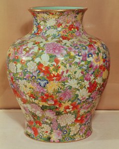 Famille Rose Vase mit Mille Fleurs Dekoration, Qianlong-Dynastie