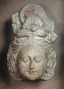 Kopf eines Bodhisattva mit aufwendiger Frisur, aus Tumshuq (Xinjiang) 6.-7. Jahrhundert von School Chinese