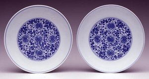 Paar Untertassenschalen mit stilisierten Lotusblumen, Yongzheng-Marke und -Periode 1723-35